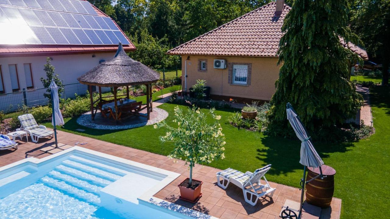 Szemes Villa Balatonszárszó Esterno foto